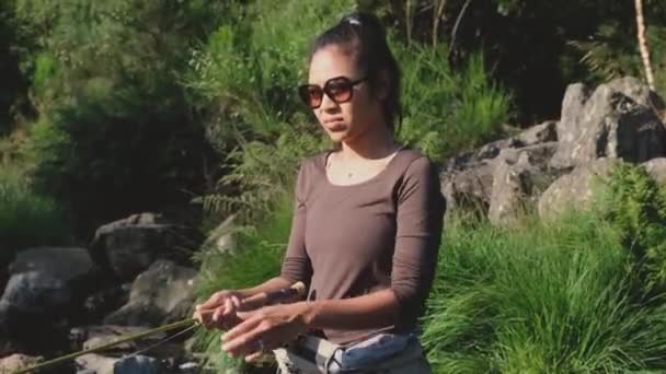 Zbliżenie Młodej Azjatyckiej Samicy Łowiącej Muchy Rozbierającej Się Rzece Latem — Wideo stockowe