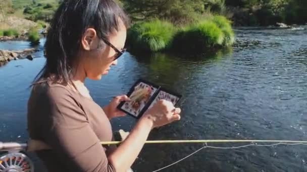 Крупный План Азиатской Женщины Выбирающей Мух Рыбаков Коробки — стоковое видео