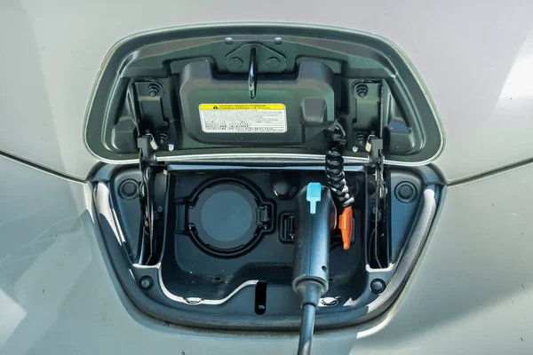 Elektrické Vozidlo Připojeným Předním Nabíjecím Portem Nabíjecí Baterií — Stock fotografie