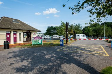 Douglas Şatosu, İskoçya - 23 Temmuz 2021 Lochside Park ve Carlingwark Loch Loch Karavan Parkı Girişi, İskoçya Douglas Şatosu