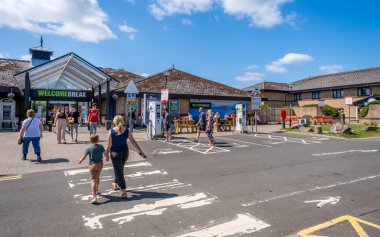 Abington, İskoçya - 25 Temmuz 2021: İskoçya 'daki Abington Hizmetleri' ne yaz tatiline katılan insanlar