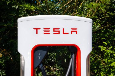 Abington, İskoçya - 25 Temmuz 2021: Tesla Elektrik Aracının Kapanışı, Süper Şarj Noktası