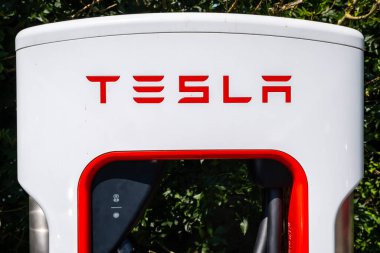 Abington, İskoçya - 25 Temmuz 2021: Tesla Elektrik Aracının Kapanışı, Süper Şarj Noktası