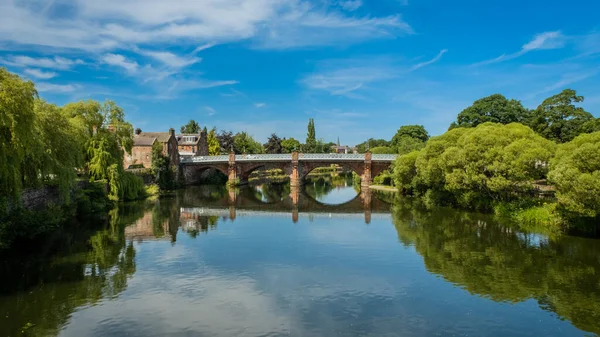 Céu Azul Verão Refletindo Sobre Rio Nith Dumfries Com Ponte — Fotografia de Stock