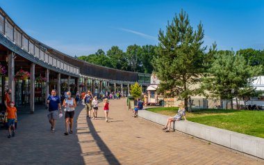 Lomond Gölü, İskoçya - 25 Temmuz 2021: Busy Loch Lomond Sahilleri yaz boyunca, Balloch, İskoçya
