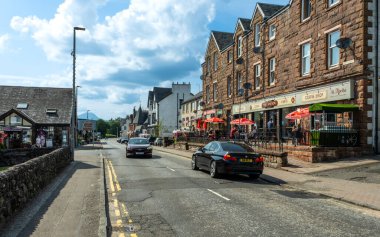 Aberfoyle, İskoçya - 25 Temmuz 2021: Yazın Aberfoyle 'da ana cadde Ben Lomond arka planda, Trossachs, İskoçya