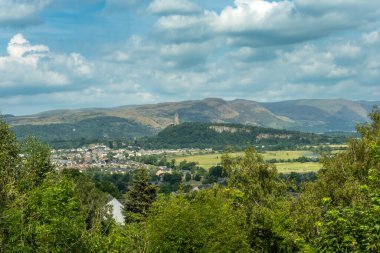 Arka planda Wallace Anıtı ve Ochil Hills ile Stirling Şatosu, İskoçya