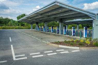 Stirling, İskoçya - 26 Temmuz 2021: Stirlingshire Council Park ve Ride otoparkında boş elektrikli araç şarj noktaları
