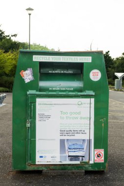 Stirling, İskoçya - 26 Temmuz 2021: Nathan 's Waste yeşil tekstil geri dönüşüm kutusu, Stirling, İskoçya