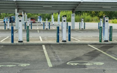 Stirling, İskoçya - 26 Temmuz 2021: Stirling, Elektrikli Araç Şarj noktalarına yatırım yapın Stirlingshire Belediye Parkı ve Ride Park