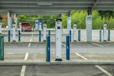Stirling, İskoçya - 26 Temmuz 2021: Stirlingshire Council Park ve Ride otoparkında boş elektrikli araç şarj noktaları