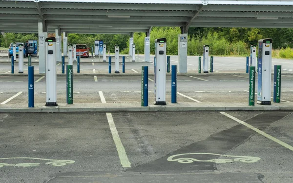 Stirling, İskoçya - 26 Temmuz 2021: Stirling, Elektrikli Araç Şarj noktalarına yatırım yapın Stirlingshire Belediye Parkı ve Ride Park