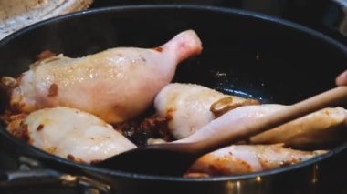 Taylandlı kırmızı köri ezmesini kızartma tavasında tavuk butlarına ya da bacaklara karıştırmak.