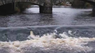 Newton Stewart, İskoçya 'daki Cree Köprüsü' nde Cree Nehri 'nin üzerinden akan vadiyi kapatın.