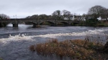 Cree Nehri, kışın Newton Stewart, İskoçya 'daki Cree Köprüsü' nün üzerinden akıyor.