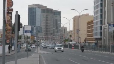 Doha, Katar - 15 Ocak 2022: Merkez Doha 'daki C Halka Yolu trafiği, Katar