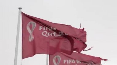 Doha, Katar - 15 Ocak 2022: Çoklu Maroon Fifa Dünya Kupası Katarı Doha üzerinde dalgalanan bayraklar