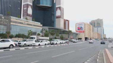 Doha, Katar - 15 Ocak 2022: Şeyh Tamim bin Hamad Al Thani Katar 'ın Doha kentindeki C çevre yoluna bakıyor