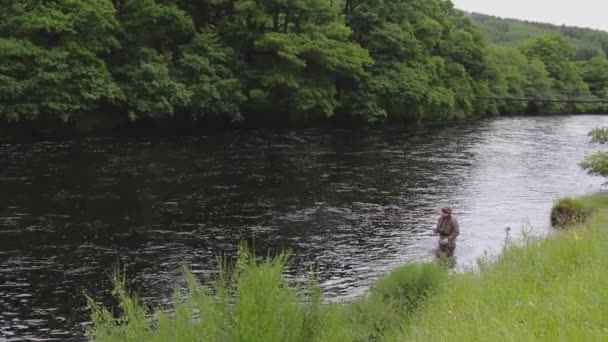 Een Visser Die Met Een Vliegenhengel Orchy Argyll Schotland Zalm — Stockvideo