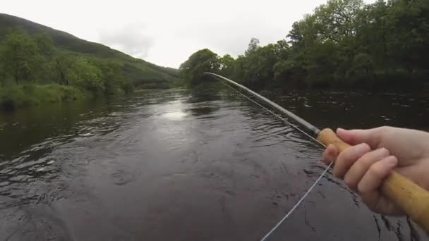 Een Visser Die Met Een Vliegenhengel Orchy Argyll Schotland Zalm — Stockvideo