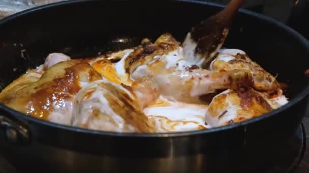 Mieszanie Mleka Kokosowego Czerwonym Tajskim Curry Kurczaka Gotowanie Kuchence Drewnianą — Wideo stockowe