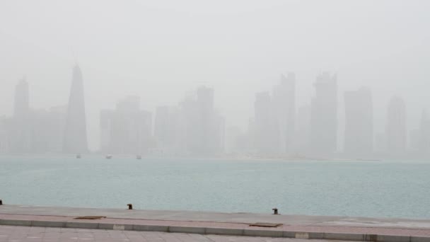 卡塔尔沙漠中的一个多雾的雨天 多哈的天际线 — 图库视频影像