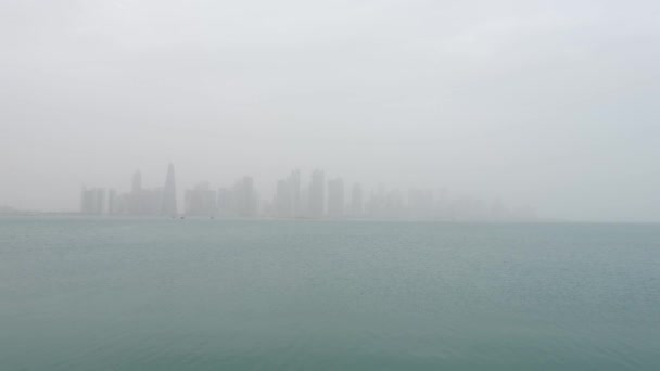 カタール砂漠の霧に覆われた日のドーハのスカイライン — ストック動画