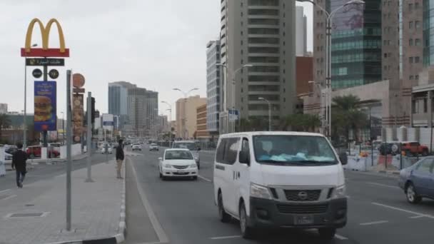 Doha Qatar Enero 2022 Tráfico Carretera Circunvalación Centro Doha Durante — Vídeo de stock