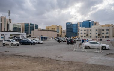 Doha, Katar - 16 Ocak 2022: Gün batımında C halkası metro istasyonunun yanındaki Al Sadd 'de bir otopark