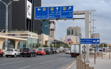 Doha, Katar - 16 Ocak 2022: Katar 'ın Doha kentindeki C kavşağındaki trafik yoğunluğu