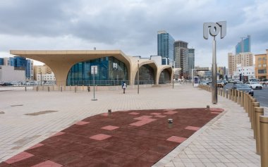 Doha, Katar - 16 Ocak 2022: Al Sadd, Katar 'daki C Halka Yolu üzerindeki metro istasyonu