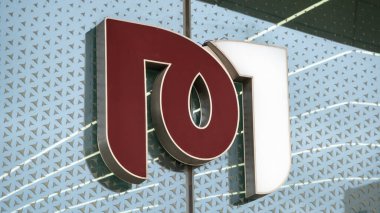 Doha, Katar - 16 Ocak 2022: Katar 'daki Doha Metro işareti veya logosu