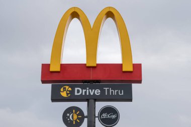 Doha, Katar - 16 Ocak 2022: McDonald 's Altın Kemer logosunu kapatın ve işaretten geçin