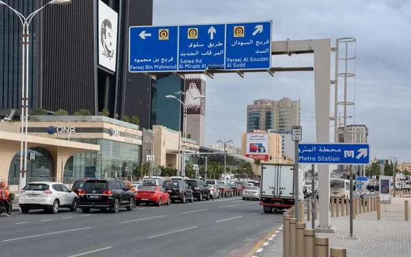Doha, Katar - 16 Ocak 2022: Katar 'ın Doha kentindeki C kavşağındaki trafik yoğunluğu