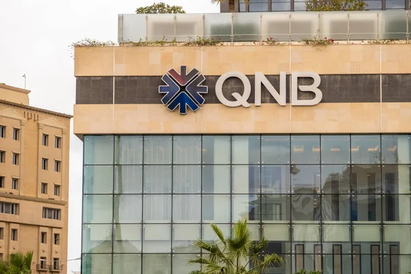Doha, Katar - 16 Ocak 2022: Katar Ulusal Bankası logosu Doha, Katar 'da bir binanın yanında