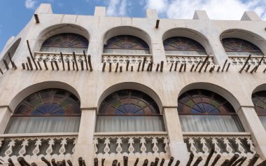 Souq Waqif 'teki Katarlı mimari bambu direkleriyle, cam ve kemerleriyle, Doha