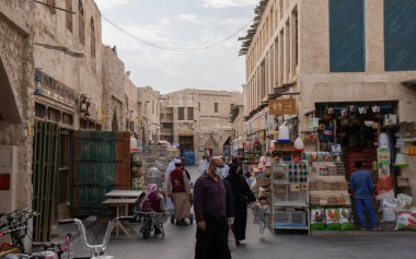 Doha, Katar - 15 Ocak 2022: Souq Waqif, eski kasaba Doha, Katar 'da küçük bir Arap caddesinde tüccarlar ve turistler