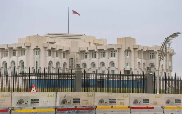 Katar Adaam Ulusal Bayrağı Katar Doha Kentindeki Amiri Diwan Parlamento — Stok fotoğraf