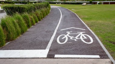Kamu parkında bisiklet şeridi işaretleri