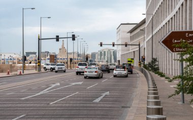 Doha, Katar - 15 Ocak 2022: Katar 'ın Souq Waqif kenti yakınlarındaki Al Rayyan Yolu' nda trafik