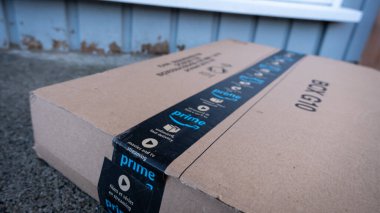 Galloway, İskoçya - 28 Aralık 2021: Amazon asal paketi kapının önünde duruyor