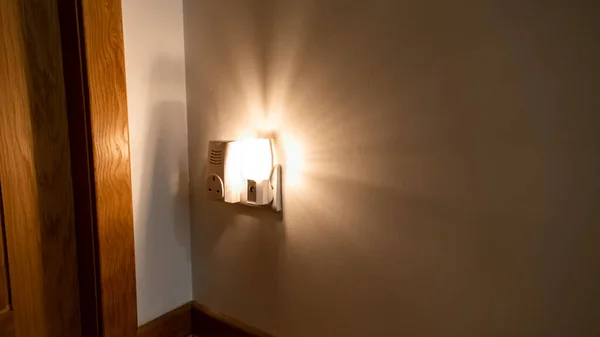 家の中の壁に差し込んだ夜の光 — ストック写真