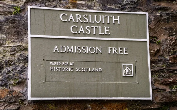 苏格兰Carsluith城堡 2021年12月30日 Carsluith城堡 苏格兰历史建筑石墙上的免费标志 — 图库照片