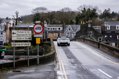 Newton Stewart, İskoçya - 30 Aralık 2021: Newton Stewart, Dumfries ve Galloway, İskoçya 'nın girişindeki Cree Köprüsü' nde trafik
