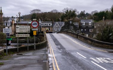 Newton Stewart, İskoçya - 30 Aralık 2021: Newton Stewart, Dumfries ve Galloway, İskoçya 'nın girişindeki Cree Köprüsü' nde trafik