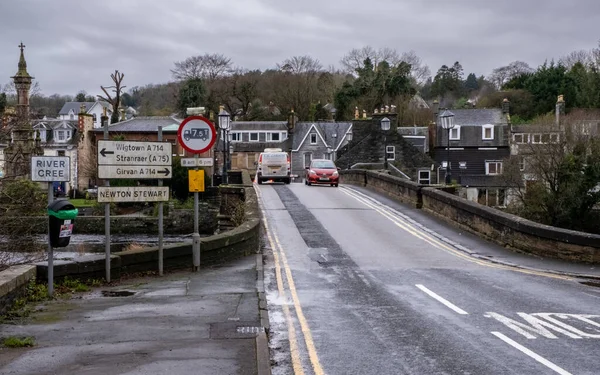 Newton Stewart, İskoçya - 30 Aralık 2021: Newton Stewart, Dumfries ve Galloway, İskoçya 'nın girişindeki Cree Köprüsü' nde trafik