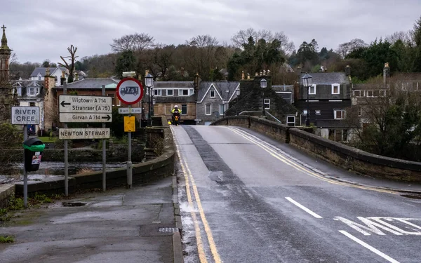 Newton Stewart, İskoçya - 30 Aralık 2021: Newton Stewart, Dumfries ve Galloway, İskoçya 'nın girişindeki Cree Köprüsü' nde trafik