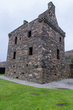 İskoçya, Wigtown Körfezi 'ndeki Carsluith Kalesi' nin harabeleri.