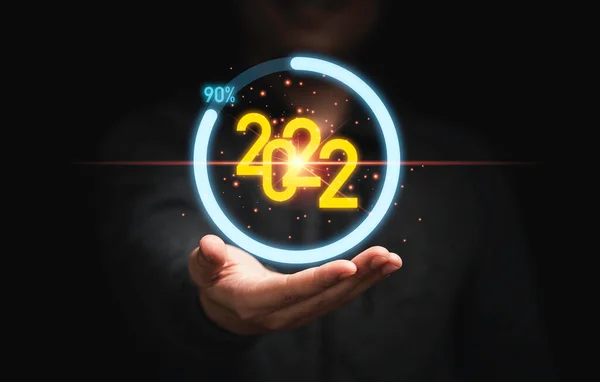 Бізнесмен Тримає Віртуальний Номер 2022 Року Завантажує Відсоток Прогресу Темному — стокове фото