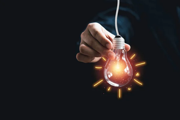 Бізнесмен Тримає Світяться Лампочки Ілюстрацією Картини Променів Ідея Креативного Мислення — стокове фото